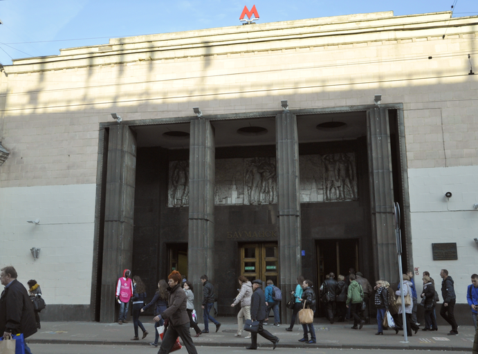 Наземный вестибюль станции метро Бауманская)